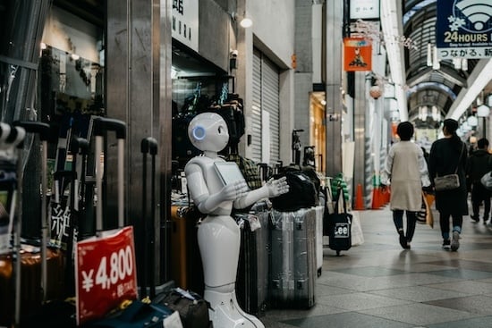KI-Roboter als Symbol für den Einsatz von Künstlicher Intelligenz im Unternehmensmarketing