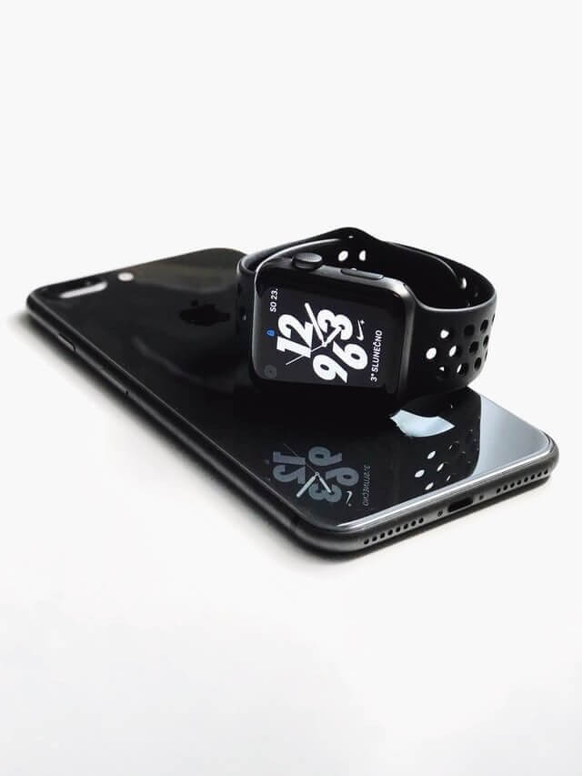 Symbolbild kontaktlose Zahlarten: Bezahlen mit Smartphone oder Smartwatch 