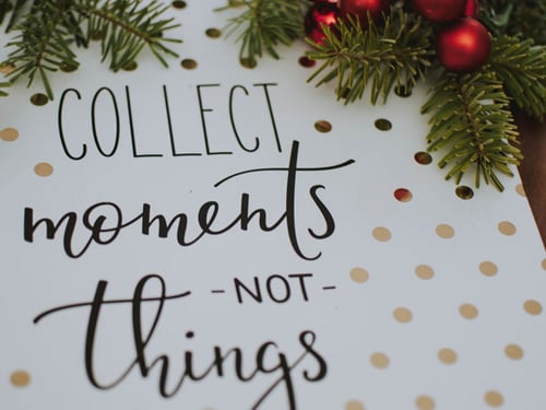 Künstlerische Typografie mit goldenen Punkten und weihnachtlicher Dekoration