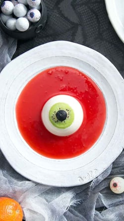 Kreative, grün, weiß, rotes Dessert für Halloween 