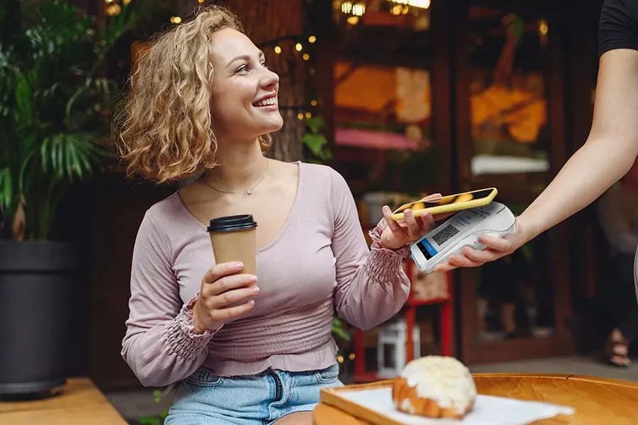 Gastro-Trend: Funkbonierung & Kartenzahlung am Tisch - Tillhub Blog