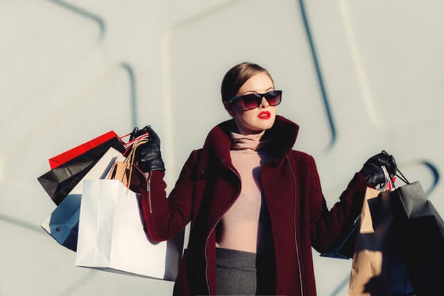 Frau beim Fashion-Shopping mit Einkaufstüten