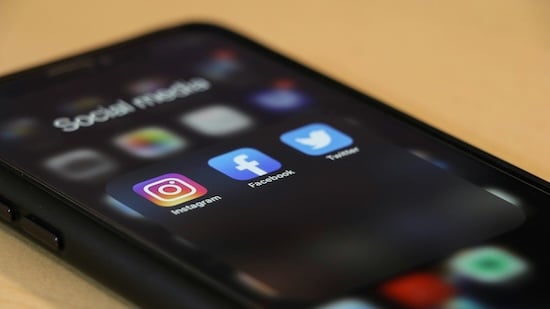 Kosmetikerin fotografiert Behandlungsergebnis für Instagram