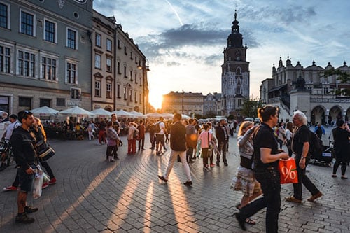 Touristen beim Stadtbummel und Einkaufen in einer europäischen Innenstadt