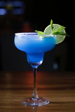 Ein blaues Trendgetränk 2022 im Martiniglas
