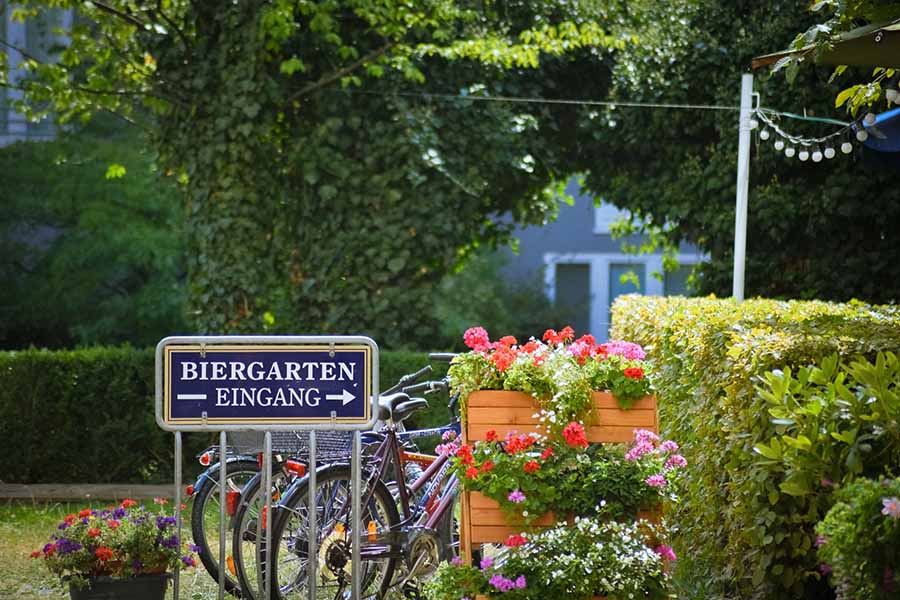 Außengastronomie - Eingang zum Biergarten