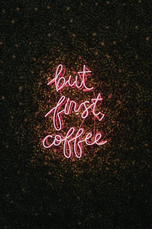 Schriftzug: but first coffee