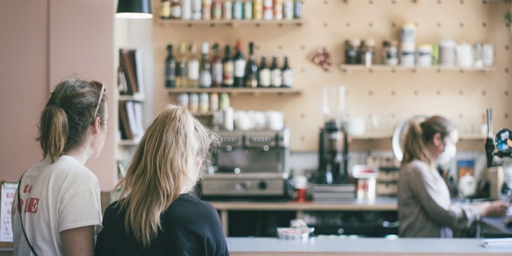Gäste im Gastronomiebetrieb an der Theke