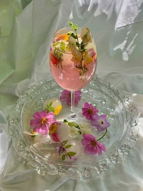 Ein rosa Cocktail mit Blumendekoration gehört zu den Getränke Trends 2022