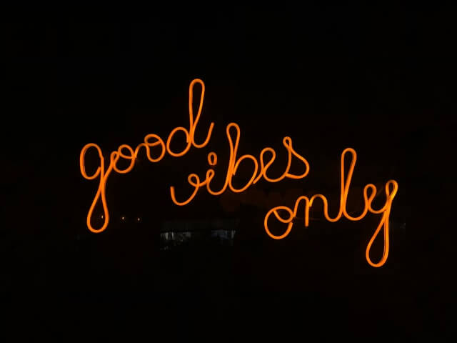 Schwarzer Hintergrund mit good-vibes-only-Schriftzug in orange