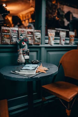 Bücher liegen auf einem Cafétisch im Herbst