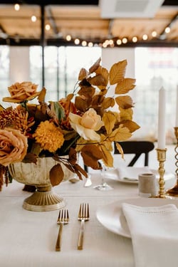 Herbstliche Inneneinrichtung einer Gastronomie in Creme- und Orangefarben