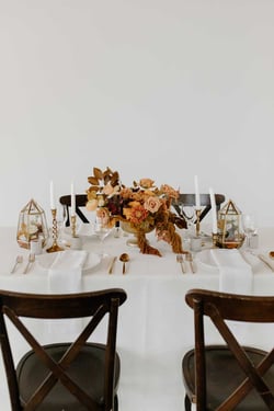 Herbstliche Tischdekoration mit goldenen und weißen Elementen