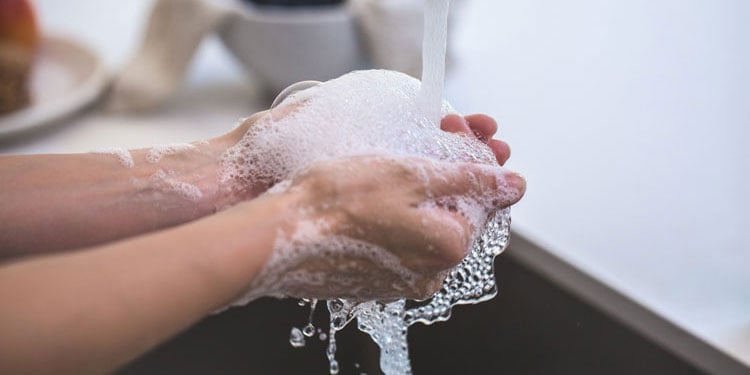 Hände waschen mit Seifenschaum