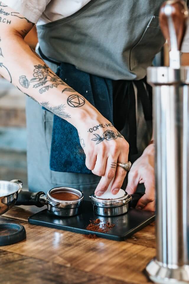 Mitarbeiter im Café