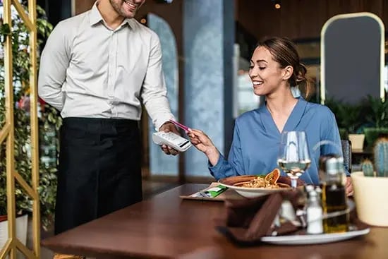 kellner-bestellsystem-2-Bezahlen-direkt-am-Tisch-mit-Orderpro-Plus