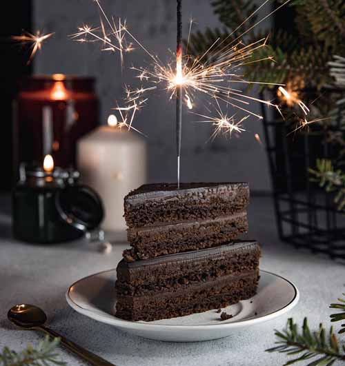 Geburtstagskuchen mit Kerzen als Überraschung für Stammgäste zur emotionalen Gästebindung