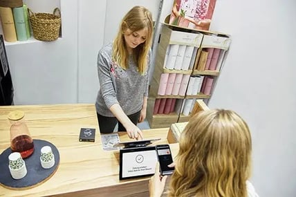 Tillhub Blog: Ein Kundendisplay am POS fördert Transparenz
