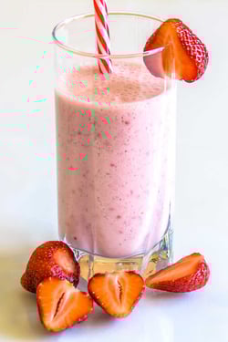 Pink drink mit Kokosmilch und Erdbeeren