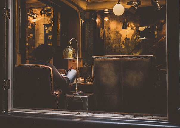 Schaufenster Mann im Sessel in gemütlichem Dampfer Shop