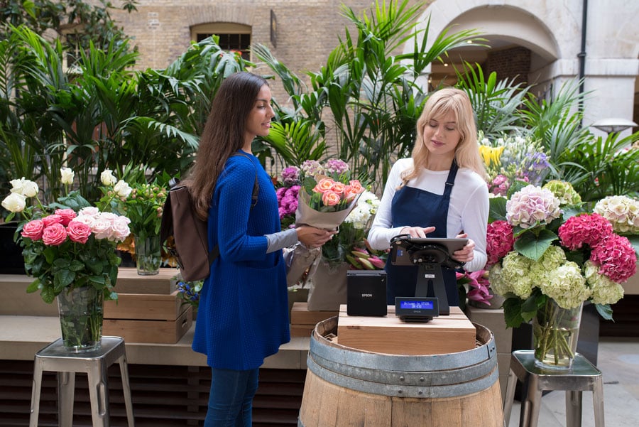 verkaufsgespräch-verkaufen-frauen-blumen-einzelhandel