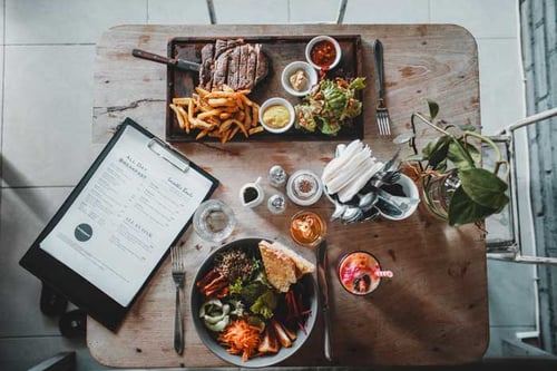 Holztisch mit Essen mit Menu und Zero Waste in Deutschland