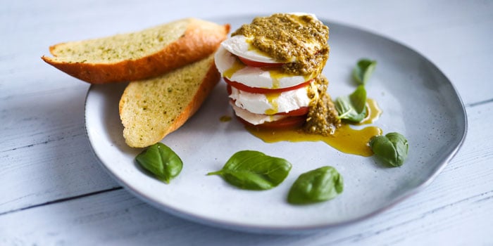 Teller mit Baguette und Mozarella Zero Waste